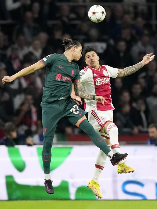 Penyerang Liverpool Darwin Nunez melompat untuk berebut bola dengan bek Ajax Amsterdam Jorge Sanchez pada matchday kelima Grup A Liga Champions 2022-2023 di Johan Cruiff Arena,  Kamis (27/10/2022) dini hari WIB. Dengan kemenangan ini Liverpool menemani Napoli lolos ke babak 16 besar Liga Champions dari Grup A. (AP Photo/Peter Dejong)