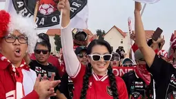 Tak hanya menonton langsung, Fitri Carlina bahkan ikut bergabung dengan Indonesian Football Asociation in Qatar sebagai suporter. Fitri pun terlihat ikut berjalan sembari membawa bendera Indonesia di sekitar Stadion Jassim bin Hamad. (Liputan6.com/IG/@fitricarlina)