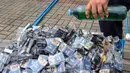 Pemusnahan dilakukan sebagian secara simbolis di ICE BSD City, Tangerang Selatan, dan sisanya dibawa ke fasilitas PT Solusi Bangun Indonesia, Klapanunggal, Bogor, untuk dimusnahkan. Tampak dalam foto, petugas melakukan pemusnahan barang ilegal hasil penindakan di bidang kepabeanan dan cukai di ICE BSD City, Tangerang, Rabu (12/11/2025). (merdeka.com/Arie Basuki)