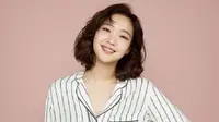 Kini Kim Go Eun bersiap untuk memperlihatkan kemampuan beraktingnya dalam film berjudul Sunset in My Hometown. Film komedi ini rencananya akan tayang pada 4 Juli 2018. (Foto: Soompi.com)