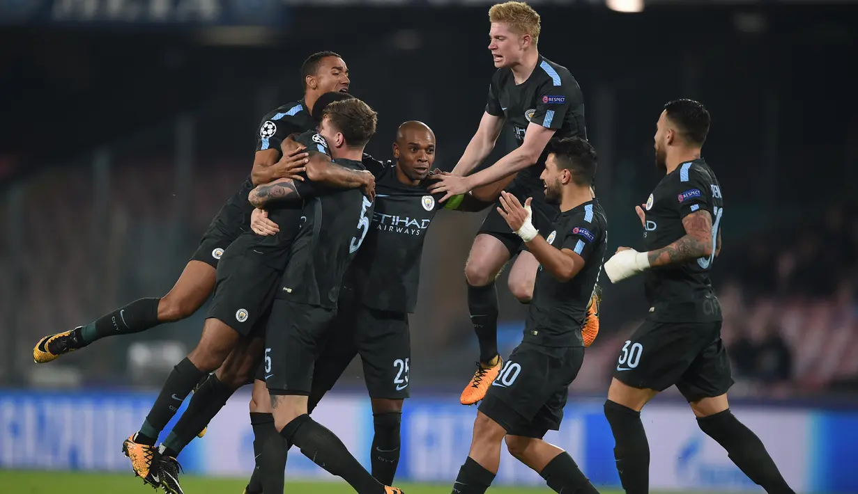 Para pemain Manchester City merayakan gol John Stones ke gawang Napoli pada laga Liga Champions grup F di San Paolo stadium, Naples, (1/11/2017). City menang 4-2. (AFP/Filippo Monteforte)