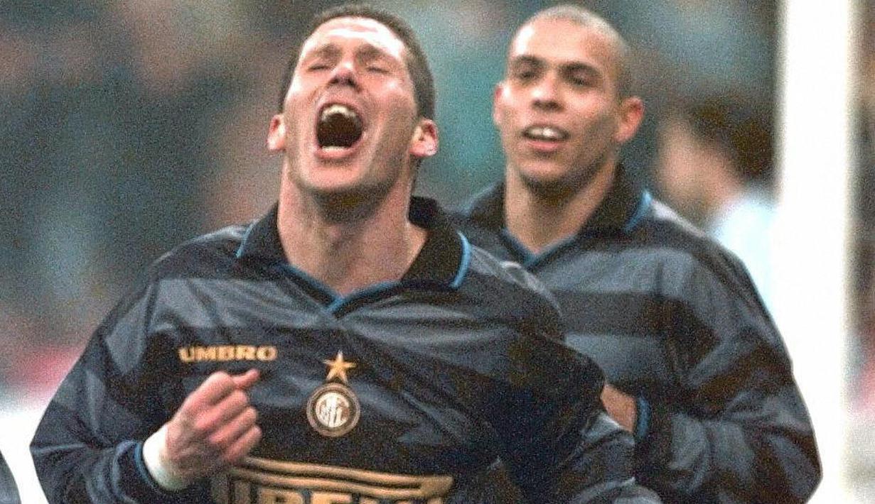 Diego Simeone merupakan gelandang ganas yang telah menjuarai banyak trofi. Selama dua tahun untuk Inter Milan, dan menjuarai Piala UEFA 1997-98. Ia kemudian menghabiskan empat musim lagi di Lazio, dimana ia mengangkat empat trofi termasuk gelar Serie A 1999/00. (Foto: AFP/Gerard Cerles)