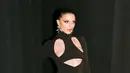 Baru saja putus dengan Kanye West, Julia Fox membuat debut catwalk-nya dengan membuka acara LaQuan Smith. Aktris dan model Italia-Amerika ini tampil seksi berbalut slim fit dress dengan detail cut out di bagian dada. (Instagram/laquan_smith).