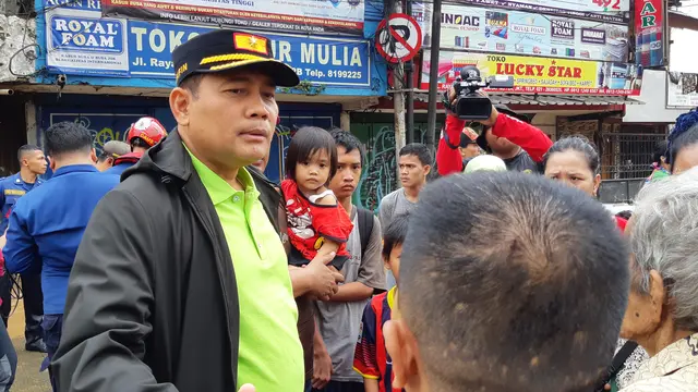 Kepala Satpol PP DKI Jakarta Arifin Tinjau lokasi banjir di Kampung Pulo