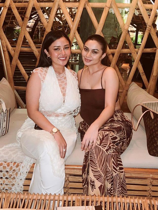 7 Potret Liburan Mutia Ayu di Bali, Penampilannya Curi Perhatian