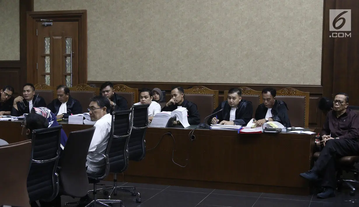 Mantan anggota Komisi XI DPR F-Partai Demokrat Amin Santono (kanan) mendengarkan keterangan saksi saat sidang lanjutan dugaan suap APBN-P 2018 di Pengadilan Tipikor, Jakarta, Kamis (11/10). (Liputan6.com/Herman Zakharia)