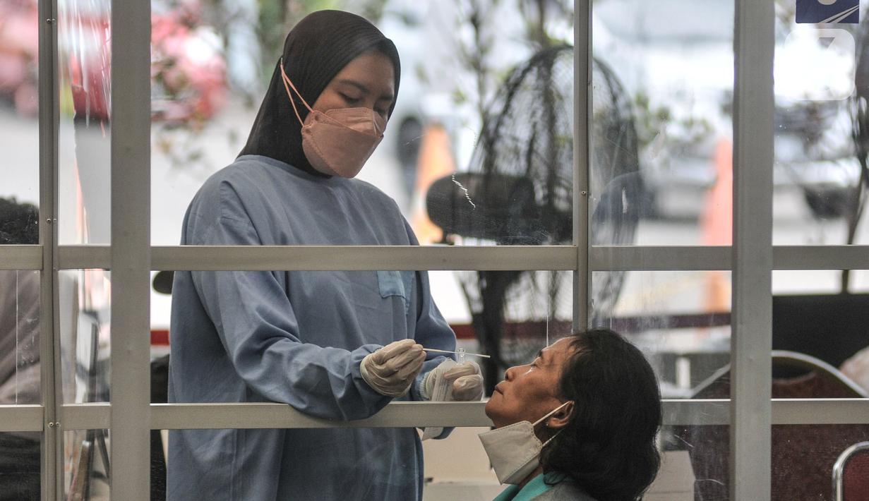 Calon penumpang melakukan tes antigen di Stasiun Pasar Senen, Jakarta, Senin (3/1/2022). PT KAI (Persero) menurunkan tarif tes antigen di stasiun bagi penumpang KA jarak jauh menjadi Rp35 ribu dari harga sebelumnya Rp45 ribu sebagai bentuk peningkatan pelayanan. (merdeka.com/Iqbal S. Nugroho)