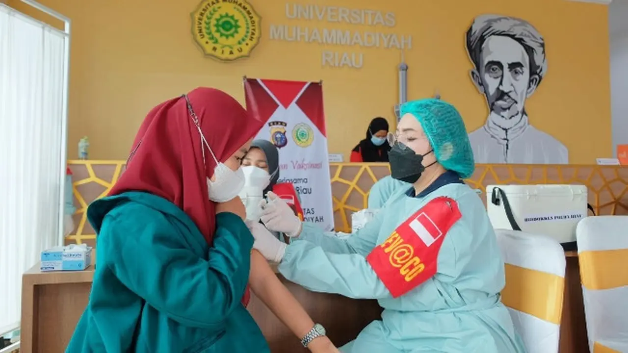 Pemberian vaksin Covid-19 kepada mahasiswa Universitas Muhammadiyah Riau oleh Polda Riau.