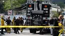 Personel LAPD Hazmat dan Bomb Squads  mempersiapkan diri untuk menyelidiki sebuah paket mencurigakan yang ditemukan di ruang surat di kantor Deutsche Bank di Los Angeles, California, Rabu (19/8/2015). (AFP/MARK RALSTON)