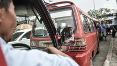 Sopir angkutan kota non-Jak Lingko menunggu penumpang di Terminal Rawamangun, Jakarta, Senin (20/7/2020). Sopir angkot non-Jak Lingko di Terminal Rawamangun mengeluh sepinya penumpang akibat warga yang beralih menggunakan jasa ojek online serta diperparah adanya Covid-19. (merdeka.com/Iqbal Nugroho)