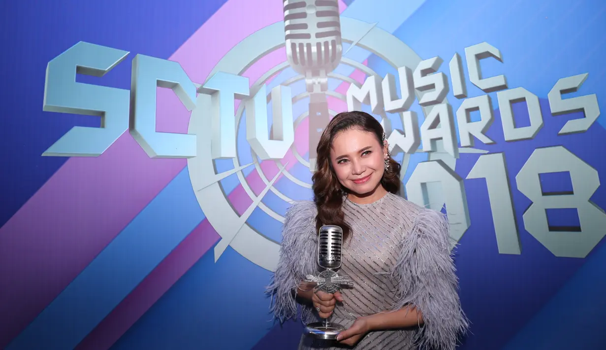 Penampilannya semakin manis ketika Rossa membuat rambutnya yang panjang terurai begitu saja dan dibuat sedikit ikal. Ditambah aksesoris anting yang menjuntai cantik di telinganya. (Adrian Putra/Bintang.com)