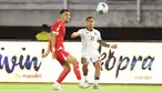 Bek Timnas Indonesia, Dean Ruben James (kanan) saat mengecoh pemain Lebanon pada laga FIFA Matchday yang berlangsung di Stadion Gelora Bung Tomo, Surabaya, Senin (8/9/2025) malam WIB. (Bola.com/Abdul Aziz)