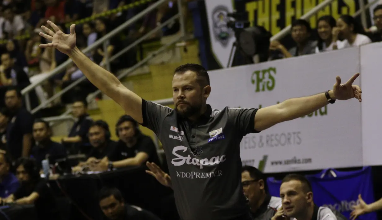 Pelatih Stapac Jakarta, Giedrius Zibenas, memberikan arahan kepada anak asuhnya saat melawan Satria Muda Jakarta pada laga final IBL 2019  di C-Tra Arena, Bandung, Sabtu (23/3). Stapac menang 74-56 atas Satria Muda. (Bola.com/M Iqbal Ichsan)