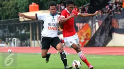 Pemain Persija, Ramadika  (kanan) berusaha melewati pemain Prapon DIY pada laga uji coba di Stadion UNY, Rabu (9/3/2016). Laga uji coba dilakukan Persija sebagai persiapan menghadapi turnamen  Piala Bhayangkara 2016. (Liputan6.com/Boy Harjanto)