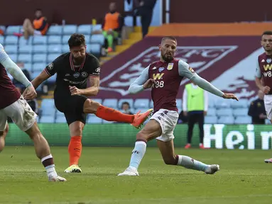 Pemain Chelsea Olivier Giroud (kedua kiri) mencetak gol ke gawang Aston Villa dalam lanjutan Liga Inggris di Villa Park Stadium, Birmingham, Inggris, Minggu (21/6/2020). Chelsea menaklukkan Aston Villa 2-1. (Molly Darlington/Pool via AP)