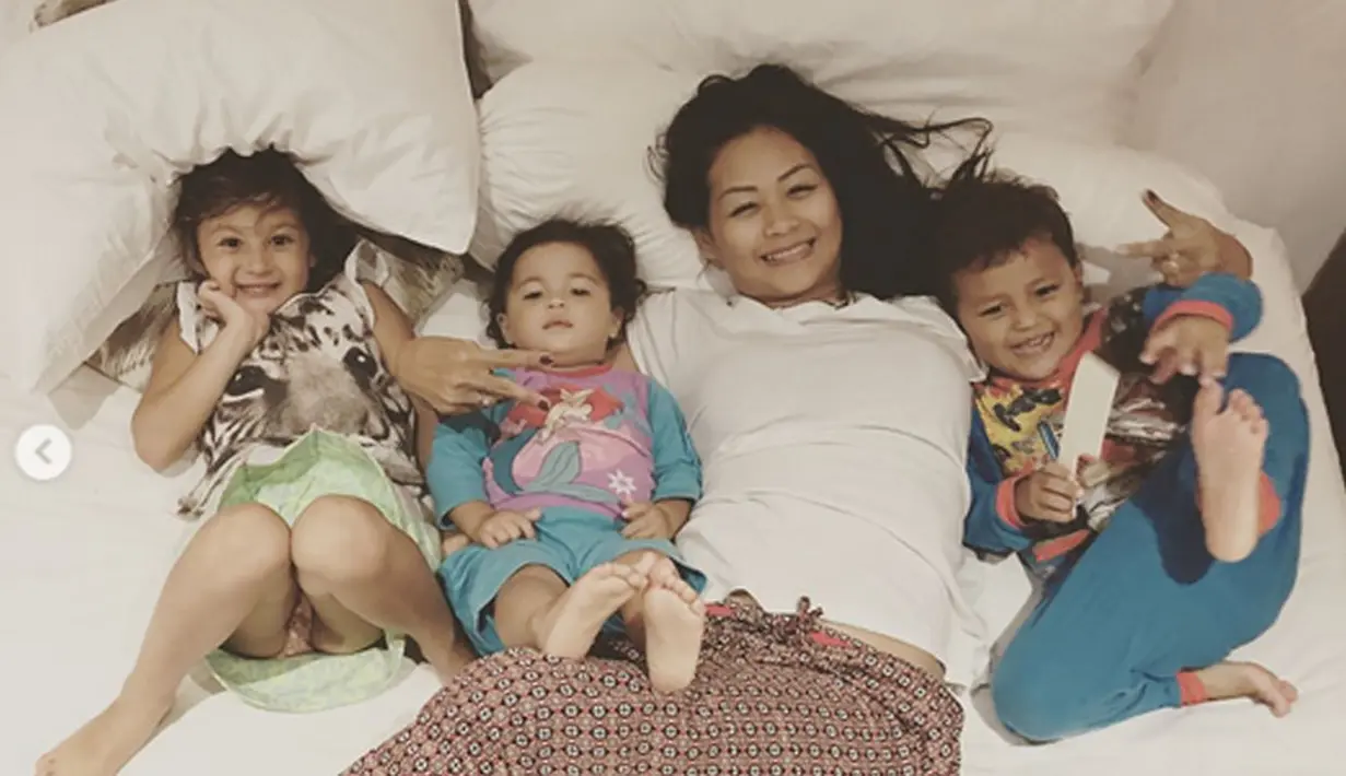 "Itu kan cuma dikit-dikit. Yang utama (bahasa) Indonesia sama Inggris. Inggris kan disekolah, jadi aku utamain banget bahasa Indonesia jadi mother language-nya bahasa Indonesia," jelasnya. (Instagram/indahkalalo)