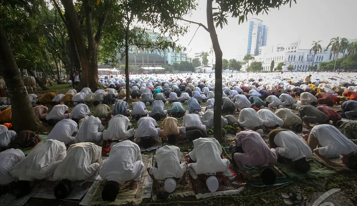 Para jamaah di Masjid Raya Al Azhar, Jakarta, mayoritas mengenakan baju koko warna putih, Sabtu (4/10/14). (Liputan6.com/Faizal Fanani)