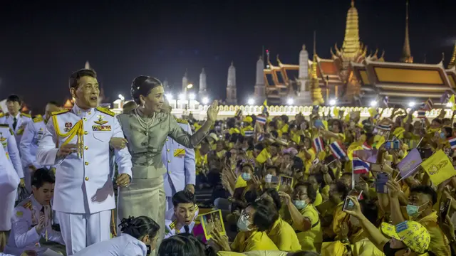 Raja Thailand Temui Para Pendukung
