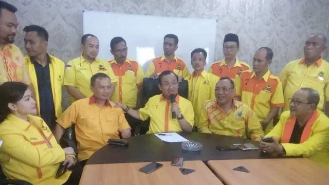 Sekjen Partai berkarya, Priyo Budi Santoso, bersama kader partai
