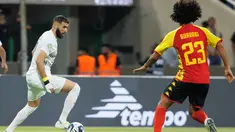Penyerang Al Ittihad, Karim Benzema (kiri) menggiring bola dari kawalan pemain gelandang Esperance, Ghaith Ouahabi dalam laga Arab Club Champions Cup 2023 di King Fahd Stadium, Jumat (28/7/2023). (AFP Photo)