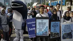 Sejumlah mahasiswa memampang poster yang berisi informasi data saat menggelar aksi kampanye tentang kehidupan biota laut saat Car Free Day di Kawasan Bunderan HI, Jakarta, Minggu (4/3). (Liputan6.com/Faizal Fanani)