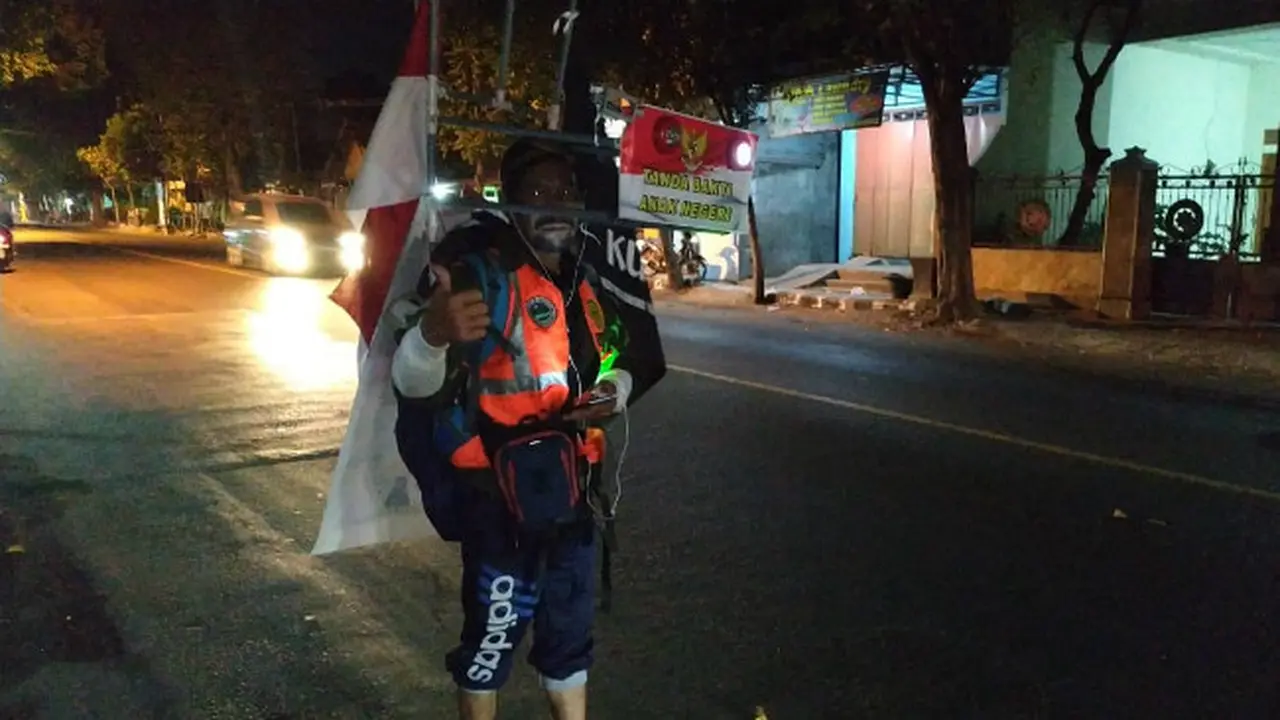 Aksi Tukang Tambal Ban Asal Tulungagung Berjalan Mundur ke Jakarta