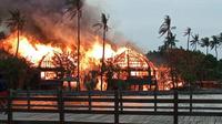 Sejumlah Cottage di Putri Duyung, Ancol, Jakarta Utara mengalami kebakaran. Laporan kebakaran diterima Damkar pukul 17.13 WIB. (Dok. Liputan6.com/Winda Nelfira)