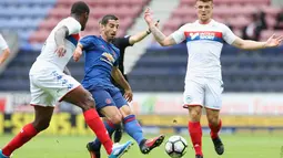 Aksi pemain baru MU, Henrikh Mkhitaryan, saat melawan Wigan Athletic dalam laga persahabatan di Stadion DW, Wigan, (16/7/2016). (Bola.com/Twitter/ManUtd)