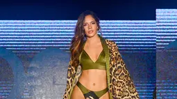 Model berjalan mengenakan baju renang Diosa Mar oleh Planet Fashion selama Miami Swim Week 2019 di Miami Beach, Florida (11/7/2019). Miami Swim Week diadakan selama seminggu menghadirkan model-model seksi mengenakan baju renang di atas catwalk. (AFP Photo/Frazer Harrison)