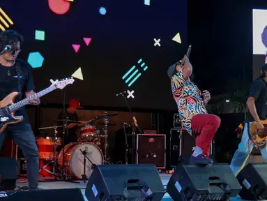 Grup musik Funky Kopral saat tampil dalam hari pertama festival musik All You Can Hear Gigs di Asthana Kemang, Jakarta Selatan,  Selasa (5/11/2024). (Liputan6.com/Herman Zakharia)