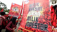 Poster bertuliskan tuntutan terlihat saat buruh yang tergabung dalam Gerakan Buruh Bersama Rakyat (Gebrak) berdemonstrasi di depan Gedung DPR, Jakarta, Senin (13/1/2020). Massa menyuarakan penolakan mereka terhadap Omnibus Law Rancangan Undang-Undang Cipta Lapangan Kerja. (Liputan6.con/Johan Tallo)