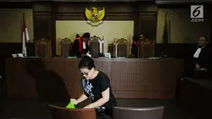 Terdakwa kasus pemberian keterangan palsu di sidang e-KTP, Miryam S Haryani usai menjalani sidang putusan di Pengadilan Tipikor Jakarta, Senin (13/11). Miryam divonis lima tahun penjara dan denda Rp 200 juta. (Liputan6.com/Helmi Fithriansyah)