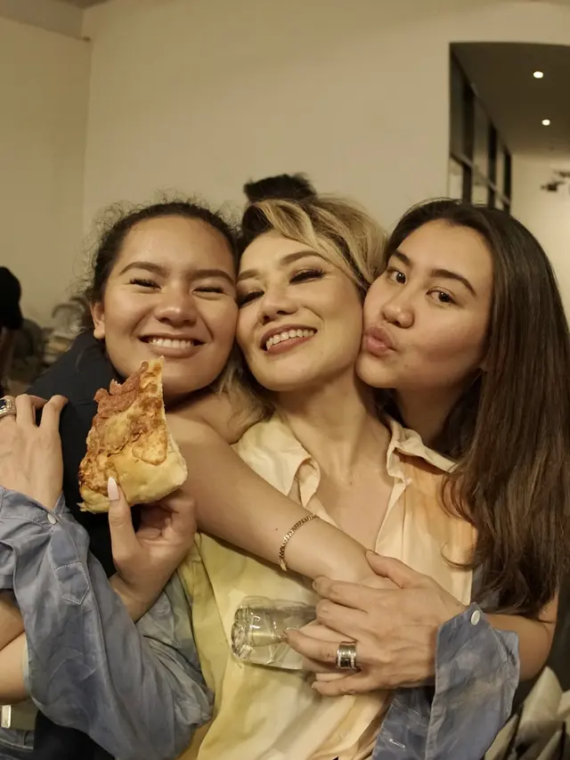 Jarang Tersorot, Ini 7 Potret Kebersamaan Reza Artamevia dan Zahwa Massaid