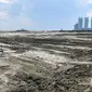 Gundukan pasir menimbun sebagian teluk Jakarta di Muara Angke untuk dijadikan pulau , Jakarta, (17/4). Rencananya, Tempat yang menjadi lokasi sumber penghidupan para nelayan Muara Angke itu mulai disulap menjadi daratan. (Liputan6.com/Yoppy Renato)