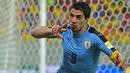 Penyerang Uruguay, Luis Suarez, merayakan gol yang dicetaknya ke gawang Brasil pada kualifikasi Piala Dunia 2018 di Recife, Brasil, Sabtu (26/3/2016) pagi WIB. Comeback, Suarez langsung berbuah sebuah gol. (AFP/Christophe Simon)