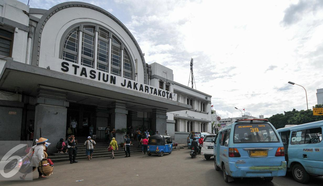 Suasana di depan di stasiun Jakarta Kota, Senin (21/12). Pengoperasian rute akan difasilitasi oleh commuter line yang dioperasikan oleh PT KAI Commuter Jabodetabek (KCJ). (Liputan6.com/Yoppy Renato)