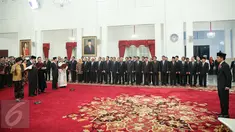 Suasana pengucapan sumpah jabatan saat pelantikan lima pimpinan KPK di Istana Negara, Jakarta, Senin (21/12/2015). Presiden Jokowi melantik lima pimpinan KPK periode 2015-2019. (Liputan6.com/Faizal Fanani)