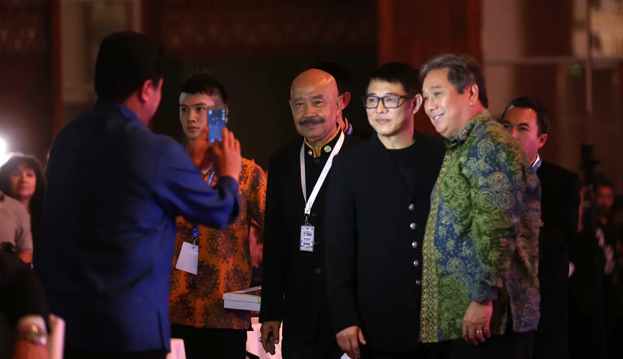 Bintang Film Jet Li (tengah) berfoto bersama Ketua Pelaksana, IGK Manila pada Pembukaan Kejuaraan Dunia Wushu 2015 di JCC, Senayan, Jakarta, Jumat (13/11/2015). (Bola.com/Nicklas Hanoatubun)