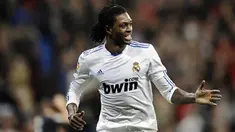 Striker Real Madrid Emmanuel Adebayor ketika berlaga dalam partai La Liga melawan Real Sociedad di Santiago Bernabeu pada 6 Februari 2011. AFP PHOTO/PIERRE-PHILIPPE MARCOU