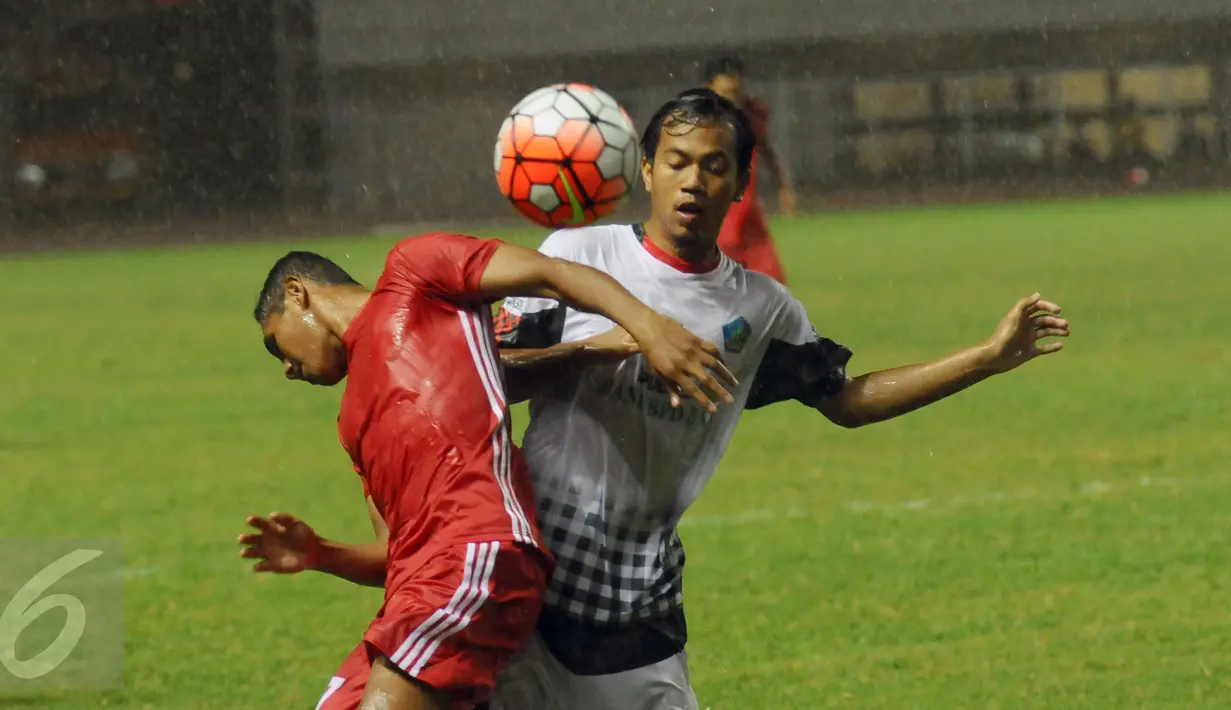 Gelandang DKI Jakarta, Noldi Saputra (kiri) berebut bola dengan pemain Bali saat laga penyisihan Grup A PON XIX di Stadion Pakansari, Bogor, Rabu (14/9/2016). DKI Jakarta dan Bali bermain imbang 1-1. (Liputan6.com/Helmi Fithriansyah)