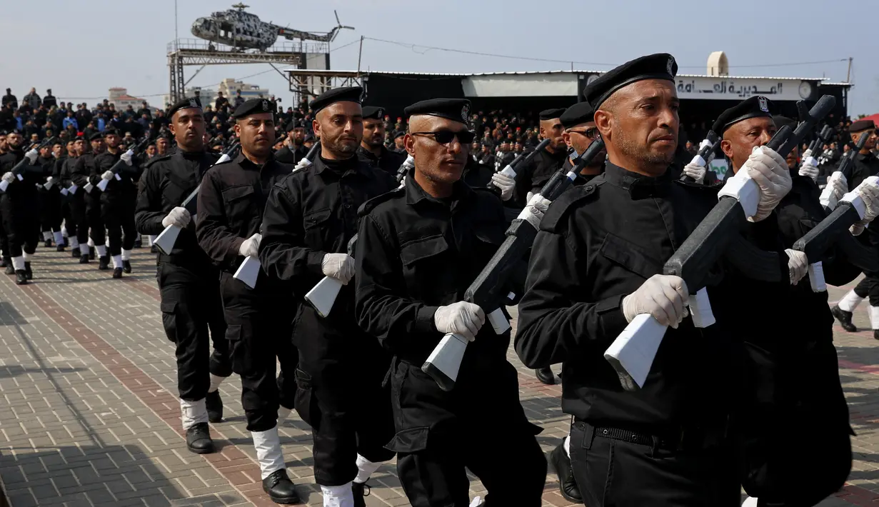 Anggota pasukan keamanan Hamas Palestina berbaris dengan senapan kayu tiruan saat upacara kelulusan di Kota Gaza, Senin (21/2/2022). (AP Photo/Adel Hana)