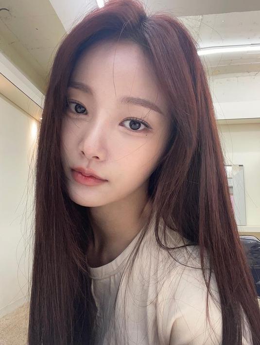 Yeonwoo debut bersama MOMOLAND pada 10 November 2016 dan menjadi rapper utama, vokalis, visual, dan center di grup. (FOTO: instagram.com/chloelxxlxx/)