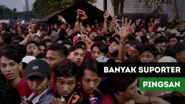 Suporter Persija, Jakmania terlihat banyak yang mengalami pingsan karena memadati area Stadion Utama Gelora Bung Karno.