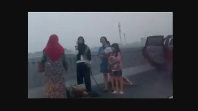 Kecelakaan beruntun melibatkan tujuh kendaraan terjadi di Tol Layang Sheikh Mohammed Bin Zayed (Tol MBZ) Tol Jakarta-Cikampek pada Sabtu 9 September 2023 diduga disebabkan oleh mobil yang dikendarai anggota TNI.