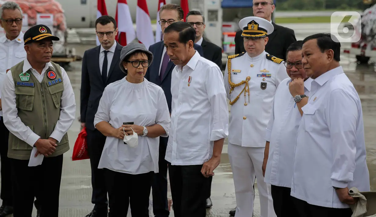 Presiden Joko Widodo berbincang dengan Menlu Retno Marsudi saat melepas bantuan tahap tiga untuk penanganan gempa di Turki dan Suriah di di Base Ops Lanud Halim Perdana Kusuma, Jakarta, Selasa (21/2/2023). Bantuan Logistik dari Pemerintah Indonesia dibawa menggunakan pesawat ke Turki dan dua pesawat ke Suriah. Bantuan akan langsung diberikan kepada pemerintah negara tersebut. (Liputan6.com/Faizal Fanani)