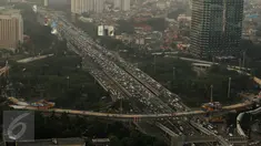 Simpang Susun Semanggi bentang pertama atau Ramp 1 overpass Gatsu (Grogol-Senayan) telah tersambung, Jakarta, Senin (13/3). Ramp 1 ini selesai tersambung pada Jumat malam (10/3) lalu. (Liputan6.com/Herman Zakharia)