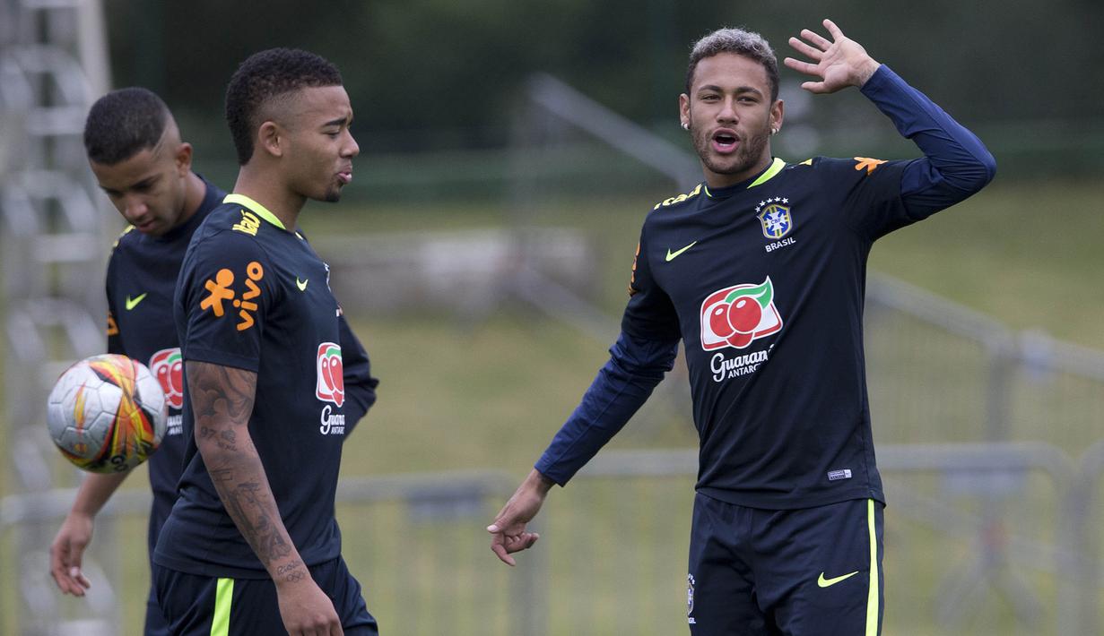 Striker Brasil, Neymar, bersama Gabriel Jesus saat mengikuti sesi latihan jelang laga Kualifikasi Piala Dunia di  Teresopolis, Barsil, Rabu (4/10/2017). Brasil akan berhadapan dengan Bolivia. (AP/Silvia Izquierdo)