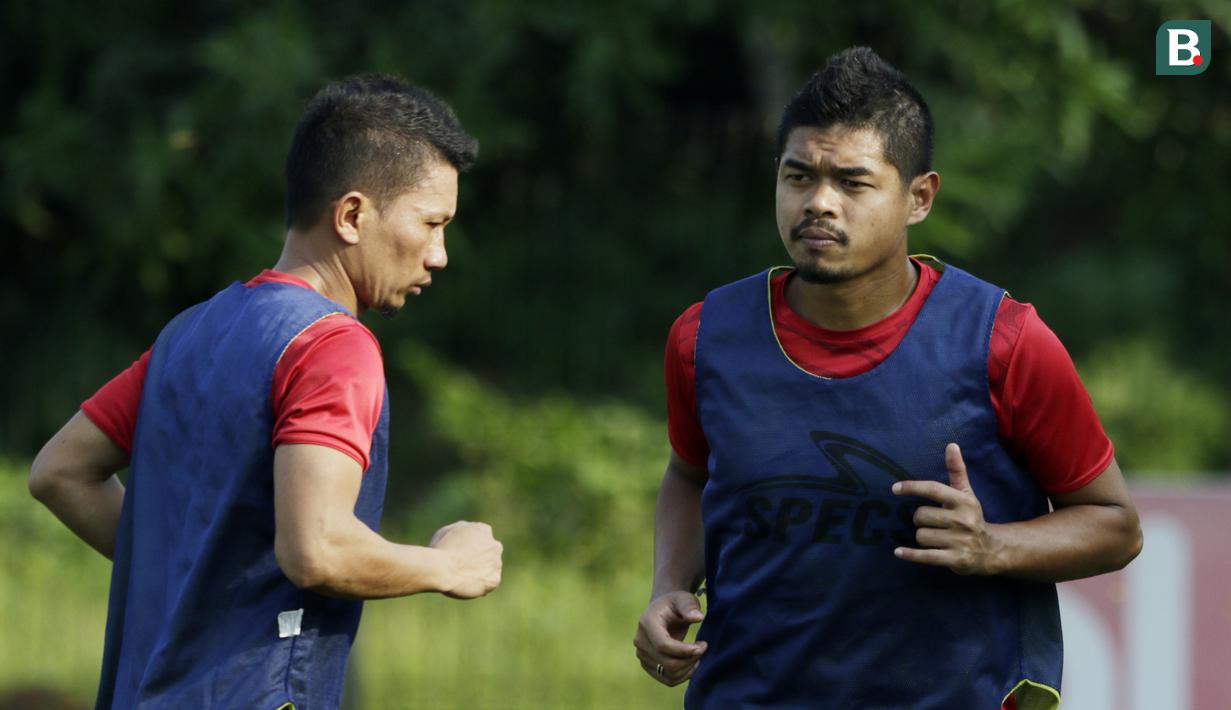 Pemain Persija Jakarta, Bambang Pamungkas dan Ismed Sofyan, saat mengikuti sesi latihan jelang laga Liga 1 di Lapangan Sutasoma, Jakarta, Jumat (07/12). Persija akan berhadapan dengan Mitra Kukar. (Bola.com/M Iqbal Ichsan)