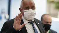 Perdana Menteri Bulgaria Boyko Borissov, mengenakan masker di hari keempat KTT Uni Eropa di gedung Dewan Eropa di Brussel, 20 Juli 2020. Ia dinyatakan positif COVID-19. (AFP)