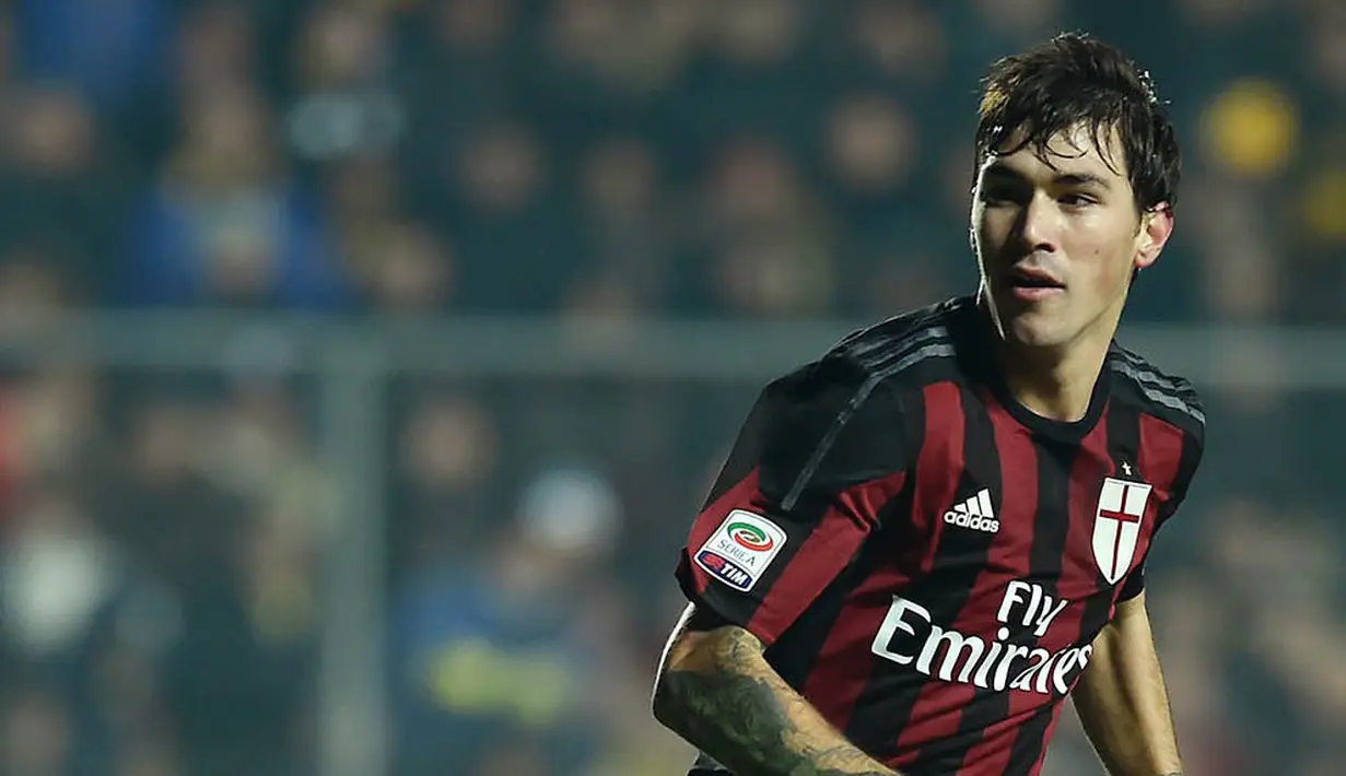 4. Alessio Romagnoli, tak kunjung mendapatkan Kalidou Koulibaly membuat Chelsea menjadikan pemain Milan ini sebagai solusi. Namun Skysport melaporkan jika 30 juta pounds yang diajukan The Blues ditolak oleh manajemen Rossoneri. (AFP/Alberto Pizzoli)